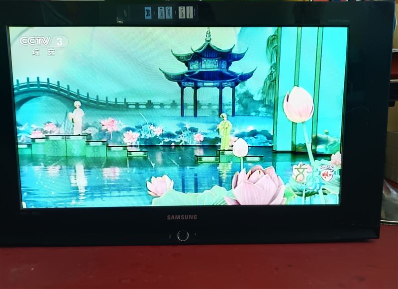 出售32英寸電視，安電視掛架15204851961