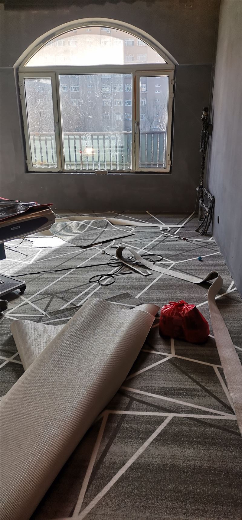 鋪地毯；樓梯踏步；塑膠地板。 