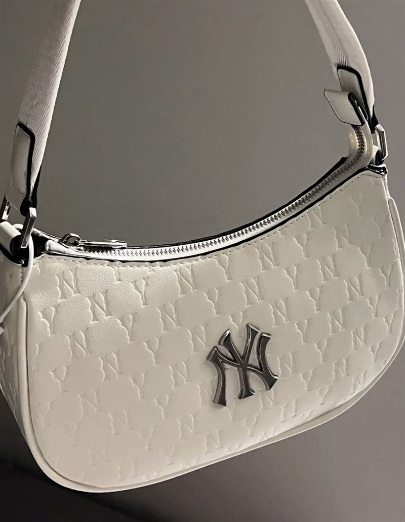 MLB Monogram系列 NY紐約洋基隊復古老花滿印字母金屬大Logo腋下包手提單肩包 奶油白